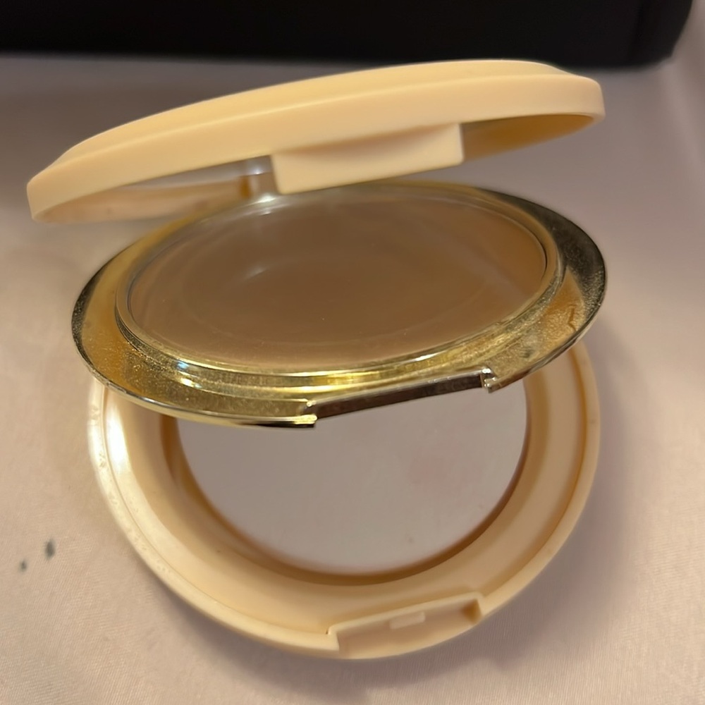 NWT Amor Us Two Way Powder Foundation